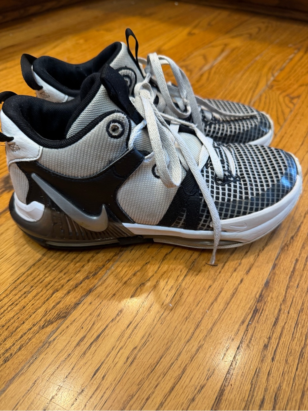 Nike Kids Black and Gray Mesh Basketball Sneakers lebrons size 6